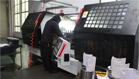 寒潮來襲 西迪車(chē)間工(gōng)人不懼寒冷堅守一線(xiàn)