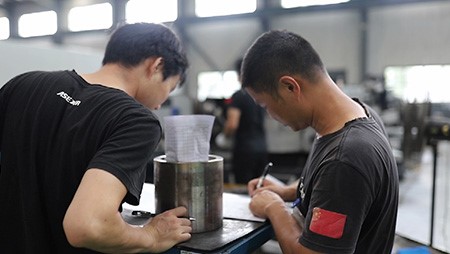 三伏天高溫下努力工(gōng)作(zuò)的西迪人最美